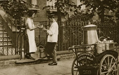 Un lattaio del Nord di Londra e il suo carrello a tre ruote